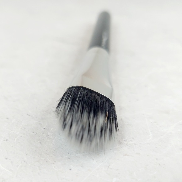 MAC Cosmetics 132 Duo Fibre Foundation Brush - Picture 4 of 5